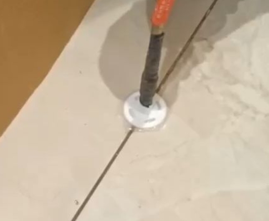 北湖瓷砖空鼓维修公司专业解答瓷砖在铺贴过程中，如果没有涂抹均匀到位的粘结材料（如水泥砂浆或瓷砖胶），可能会导致以下问题